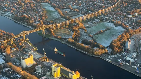 Stephanie Seidel aus Kropp (Kreis Schleswig-Flensburg) nimmt uns mit in luftige Höhe und zeigt uns die tolle Rendsburger Eisenbahnhochbrücke, die über den Nord-Ostsee-Kanal führt. | Stephanie Seidel Die Rendsburger Eisenbahnhochbrücke und der Nord-Ostsee-Kanal von oben.
