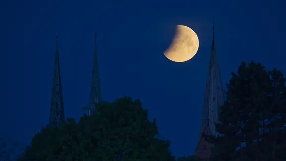 Vom Drägerpark aus fotografiert Martin Schroeder aus Lübeck die Mondfinsternis aus der Nacht von Sonntag auf Montag. | Martin Schroeder, Martin Schroeder Die Mondfinsternis aus der Nacht von Sonntag auf Montag