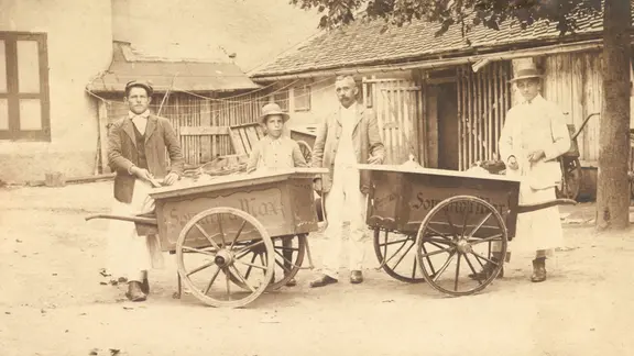 Italienische Gelatieri mit Eiswagen, ca. 1910 | Privatarchiv Antonietta De Pellegrin, Fotograf unbekannt Italienische Gelatieri mit Eiswagen, ca. 1910