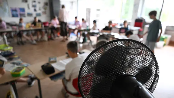 In einer Grundschulklasse steht ein Ventilator. | picture alliance/Bernd Weißbrod In einer Grundschulklasse steht ein Ventilator.