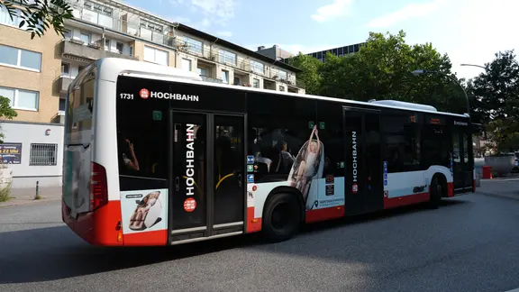 Fahrgäste beschwerten sich auch über zu früh abgefahrene oder ausgefallene Hochbahn-Busse. | picture alliance/dpa, Marcus Brandt Ein Linienbus der Hochbahn fährt durch den Stadtteil Eimsbüttel.