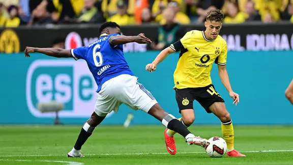In Hälfte eins spielten Giannis Konstantelias (r.) und der BVB Albert Sambi Lokonga und den HSV an die "gelbe" Wand. | Witters/TimGroothuis Albert Sambi Lokonga (l.) vom HSV und Giannis Konstantelias vom BVB