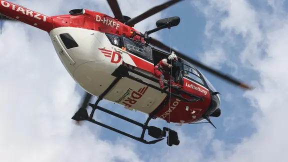 Ein Rettungshubschrauber der DRF Luftrettung in der Luft von unten gesehen | picture alliance/dpa | Bodo Schackow Ein Rettungshubschrauber der DRF Luftrettung in der Luft von unten gesehen