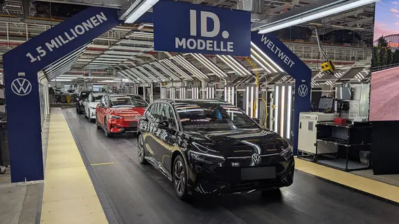 Ein schwarzes Auto läuft vom Band in einem Autowerk. | NDR, Sebastian Duden Ein schwarzes Auto läuft vom Band in einem Autowerk.