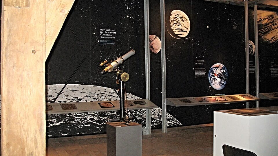 Im RiesKraterMuseum geht es vom Meteoriteneinschlag bis zur Mondforschung. Zu sehen ist auch ein echtes Stück Mondgestein der Apollo-16-Mission.
