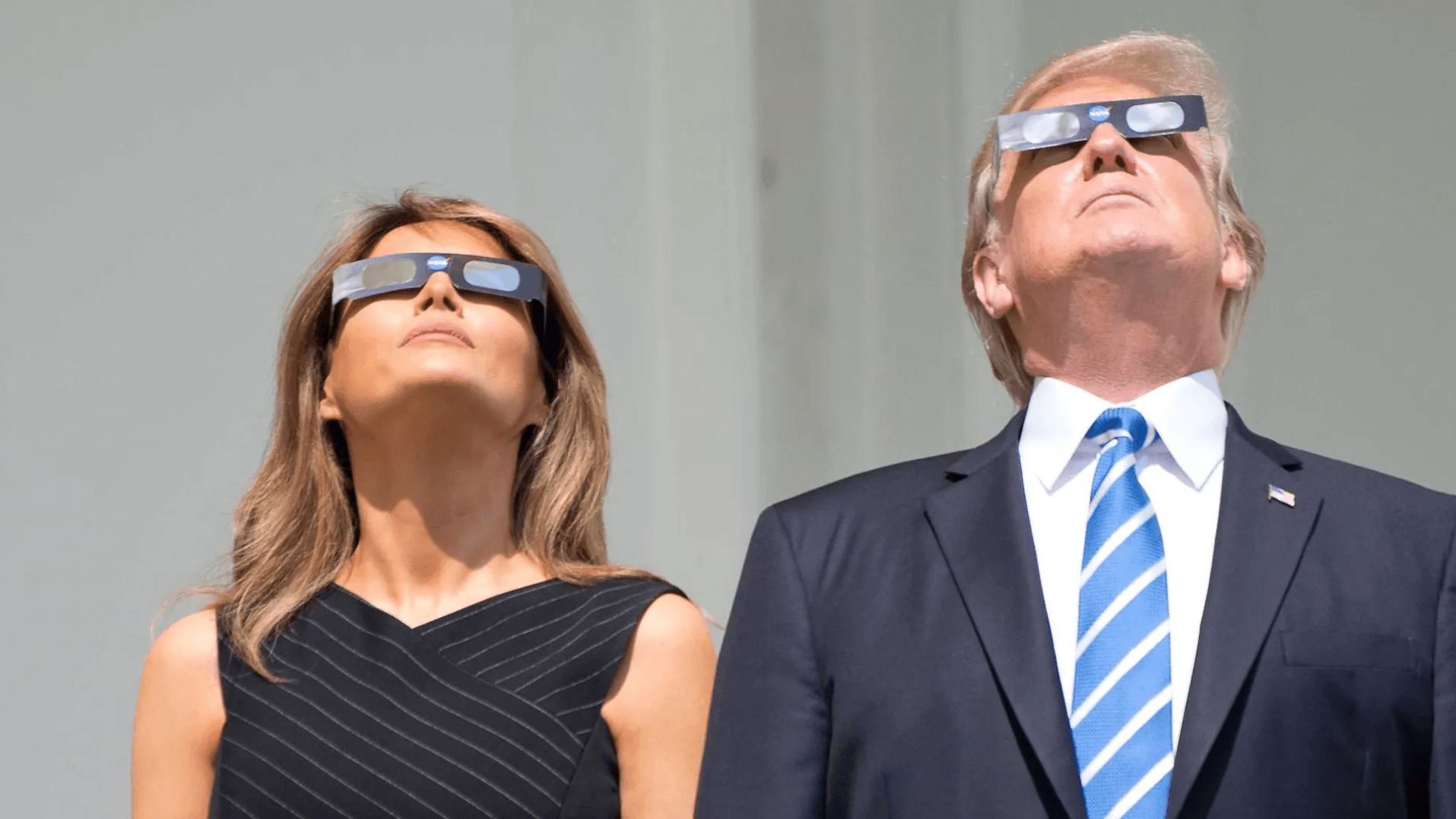Donald und Melania Trump betrachten die Sonnenfinsternis in den USA im August 2017. Donald und Melania Trump betrachten die Sonnenfinsternis in den USA im August 2017.