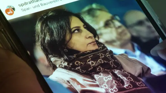Hülya Iri ist auf einem Handy-Bildschirm auf einer Social Media Plattform zu sehen. | NDR Hülya Iri ist auf einem Handy-Bildschirm auf einer Social Media Plattform zu sehen.