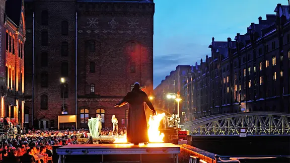 Von 1984 bis 2018 wurde der "Hamburger Jedermann" in der Speicherstadt inszeniert. | Hamburg Art Ensemble Aufführung des "Jedermann" in der Hamburger Speicherstadt