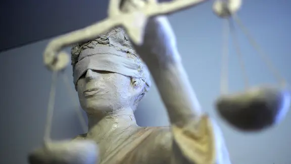 Die Statue Justitia ist im Amtsgericht Hannover zu sehen. | picture alliance/dpa, Peter Steffen Die Statue Justitia ist im Amtsgericht Hannover zu sehen.