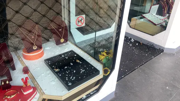 Glassplitter im Eingangsbereich und Schaufensters des Juweliers in Kiel-Gaarden. | Moritz Kodlin, NDR Glassplitter im Eingangsbereich und Schaufensters des Juweliers in Kiel-Gaarden.