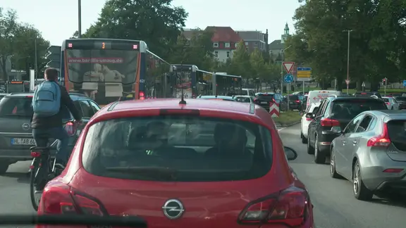 Verkehr auf einer vielbefahrenen Straße in Hannover. | NDR Verkehr auf einer vielbefahrenen Straße in Hannover.