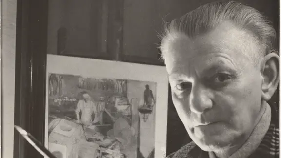 Edmund Kesting hat sich in seinen Fotografien auch selbst verewigt. | VG Bild-Kunst, Bonn 2026 SW-Foto von einem Mann an einer Staffelei