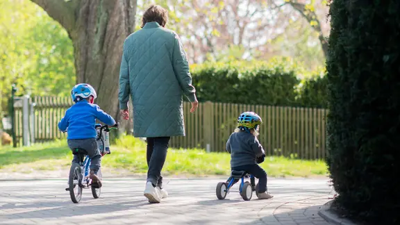 Ab dem zweiten Kind muss nicht mehr der volle Betrag bezahlt werden. | picture alliance/dpa | Julian Stratenschulte Eine Mutter mit ihren beiden Kindern.