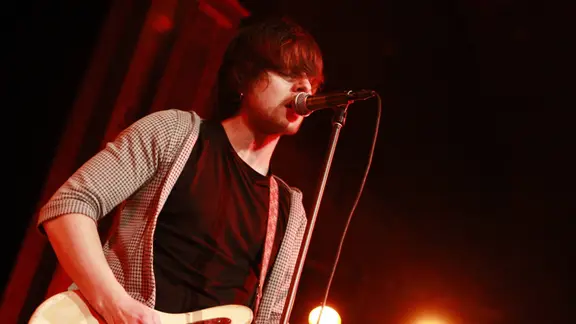 Tobias Siebert ist der Sänger von Klez.E | imago images/POP-EYE Ein Mann mit Gitarre