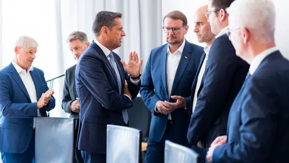 Ministerpräsident Olaf Lies im Gespräch mit Hannovers OB Belit Onay. | dpa-Bildfunk, Michael Matthey Ministerpräsident Olaf Lies im Gespräch mit Hannovers OB Belit Onay.