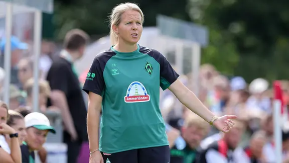 Warnt vor Bochum: Bremens Trainerin Friederike Kromp. | IMAGO / foto2press Trainerin Friederike Kromp von Werder Bremen