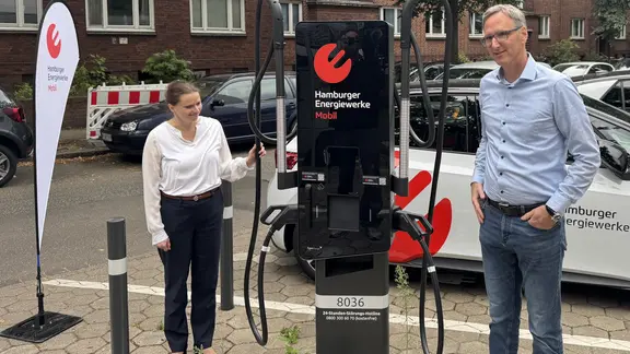 Wirtschaftssenatorin Melanie Leonhard und Michael Prinz, Geschäftsführer der Hamburger Energiewerke, nehmen die neue Ladesäule in Betrieb. | NDR / Kai Bülter Eine neue E-Ladesäule in Hamburg wird eingeweiht.