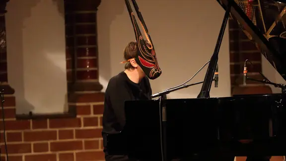 Lambert ist im September bei Konzerten in Leipzig und Dresden zu erleben. | IMAGO / Martin Müller Ein Mann mit Maske am Klavier