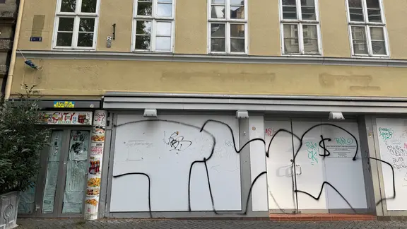 Leerstehende Geschäfte können schnell zum Schandfleck werden. | NDR, Sabine Hausherr Ein leerstehendes Geschäft mit Graffiti-Schmiererei