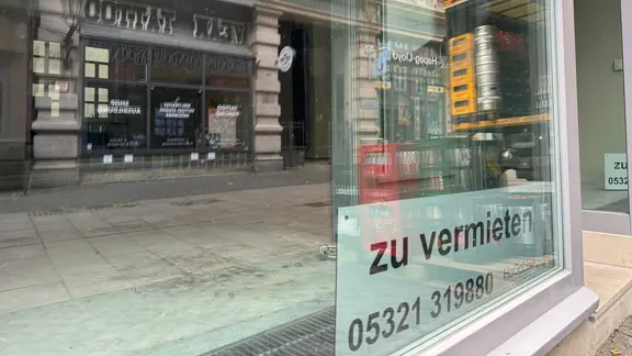 Auch für dieses Ladengeschäft wird derzeit ein Nachmieter gesucht. | NDR, Sabine Hausherr Ein leeres Geschäft mit dem Schild "zu vermieten"
