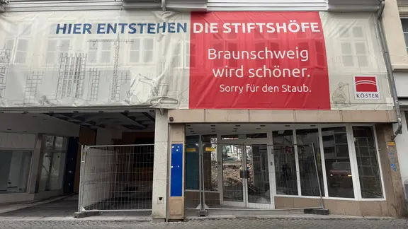 Die Stadt Braunschweig geht diesen Leerstand nun selbst an und will mit einem Erweiterungsbau für eine Schule und einem Hotel die leerstehende "Burgpassage" wieder beleben. | NDR, Sabine Hausherr Eine leerstehende Einkaufspassage wird gerade umgebaut