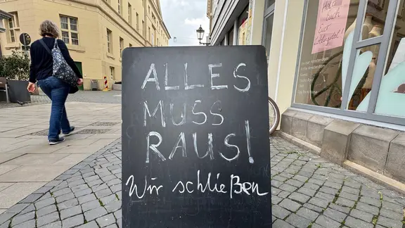 Auf einem Schild steht "Alles muss raus". | NDR, Sabine Hausherr Auf einem Schild steht "Alles muss raus".