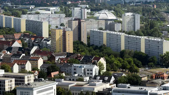 Mietshäuser und Plattenbauten in Leipzig (Archivbild von Juli 2022). | IMAGO / Rainer Unkel Mietshäuser und Plattenbauten in Leipzig im Juli 2022.