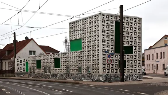 Das Lesezeichen Salbke mit seiner Eiermann-Fassade dient als Veranstaltungsbühne, Bücherschrank und Lärmschutz. | picture alliance/Bildarchiv Monheim/Schütze/Rodemann Das Lesezeichen in Salbke in Magdeburg mit der Eiermann-Fassade stellt eine Kombination aus öffentlichem Bücherschrank, Veranstaltungsbühne und Lärmschutz dar.