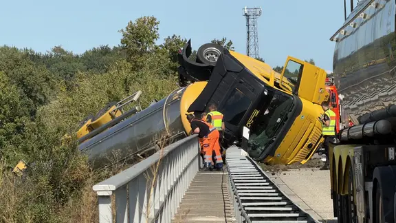 Ein umgekippter Lkw auf einer Autobahn | Daniel Friederichs Ein umgekippter Lkw auf einer Autobahn