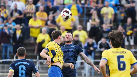 Fels in der Brandung: Jan Löhmannsröben gewinnt nicht nur dieses Kopfballduell. | Dirk Hofmeister Kopfballduell Jan Löhmannsröben (CFC)