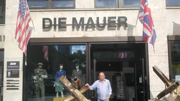 Geschäftsführer Jörg Moser-Metius vor dem Mauer-Museum am Leipziger Platz in Berlin. | Daniel Niemetz/MDR Geschäftsführer Jörg Moser-Metius vor dem Mauer-Museum am Leipziger Platz in Berlin.