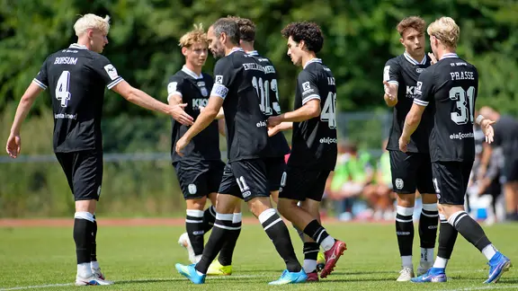 Spieler des SV Meppen klatschen sich ab. | IMAGO / Werner Hübner Spieler des SV Meppen klatschen sich ab.