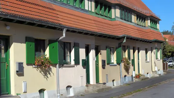 Die Gartenstadt Hellerau in Dresden - erbaut ab 1909 für die "Deutschen Werkstätten". | picture alliance / dpa | Matthias Hiekel Die Sonne scheint am 30.09.2011 in Hellerau bei Dresden über die Einfamilienhäuser von Deutschlands älteste