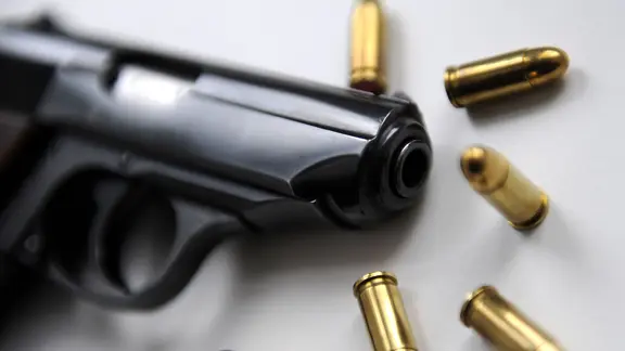 Eine Pistole mit Patronen (Themenbild zu "Waffen" / "Munition"). | picture alliance/APA/picturedesk.com, Hans Klaus Techt Eine Pistole mit Patronen (Themenbild zu "Waffen" / "Munition").