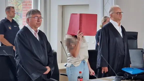 Die Angeklagte im Fall Fabian im Landgericht Rostock. | NDR Andreas Frost Die Angeklagte im Fall Fabian im Landgericht Rostock.