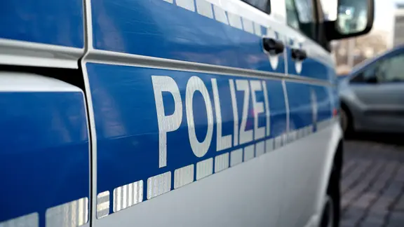 Der Polizeieinsatz ereignete sich bereits am Sonntag. (Symbolfoto) | PantherMedia / Heiko Küverling Der Schriftzug "Polizei" auf einem Fahrzeug