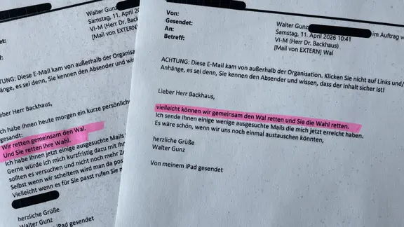 Zwei ausgedruckte Mails an Umweltminister Till Backhaus adressiert.