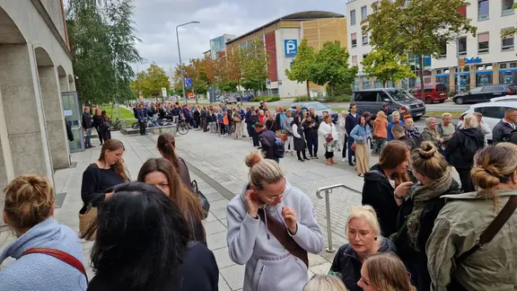 Die Schlange vor dem Langericht Rostock war am Montagmorgen außergewöhnlich lang. | Andreas Frost Vor dem Langericht Rostock steht eine große Menge an Menschen schlange.