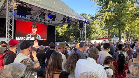 NDR 2 Musikstar Marc Atlas gibt Konzert unplugged auf der Bühne von NDR VOR ORT am Maschsee. | NDR / Stefan Nobel Marc Atlas Konzert auf der Bühne von NDR VOR ORT am Maschsee