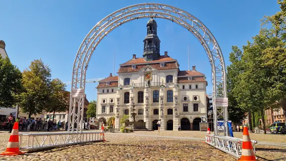 Eine Sprühnebel-Station verschafft Erfrischung in Lüneburg. | Janina Possel, NDR Eine Sprühnebel-Station verschafft Erfrischung in Lüneburg.
