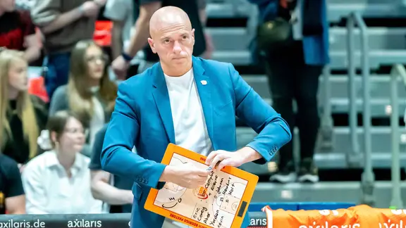 Auf Niners-Chefcoach Rodrigo Pastore wartet eine Menge Arbeit. | IMAGO / Fotostand Niners-Cheftrainer Rodrigo Pastore.