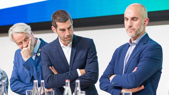 Peter Karst (CDU, l-r), Axel von der Ohe (SPD) und Belit Onay (Bündnis 90/Die Grünen) | Moritz Frankenberg/dpa Peter Karst (CDU, l-r), Axel von der Ohe (SPD) und Belit Onay (Bündnis 90/Die Grünen)