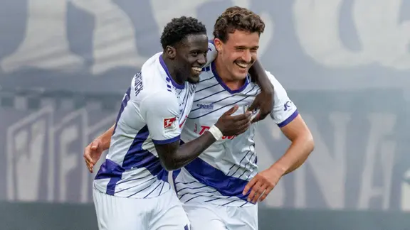 Jubel bei Leonhard Münst und Ismail Badjie (v.l.) vom VfL Osnabrück | IMAGO / STEINSIEK.CH Jubel bei Leonhard Münst und Ismail Badjie (v.l.) vom VfL Osnabrück