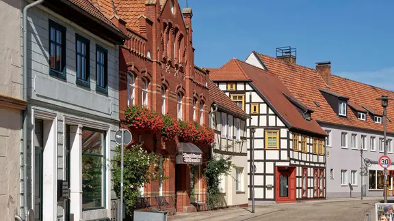 Gebäude und Geschäfte in der Innenstadt von Osterburg | IMAGO/imagebroker Gebäude und Geschäfte in der Innenstadt von Osterburg