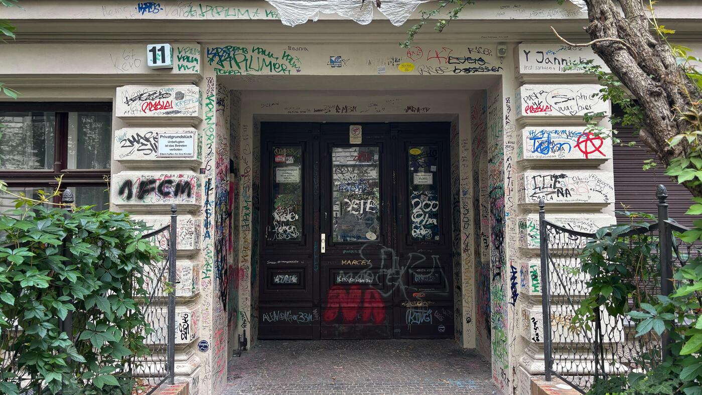 Nach Jahren des Vandalismus: Ein Zaun trennt Pashanim-Fans nun vom „Hauseingang“ in Kreuzberg