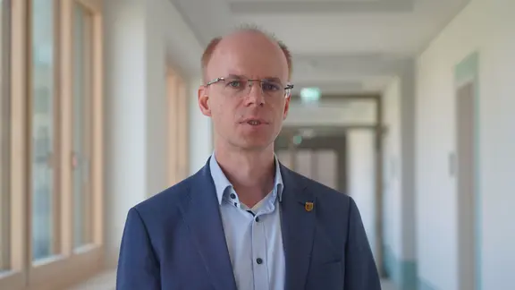 Peter Hirschmann, der kommissarische Leiter des Dezernats Jugend, Schule und Demokratie | MDR / Konstantin Henß Peter Hirschmann, der kommissarische Leiter des Dezernats Jugend, Schule und Demokratie,