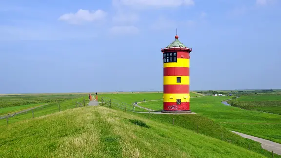 Der gestreifte Leuchtturm von Pilsum in Ostfriesland. | Fotolia, DOC RABE Media Der gestreifte Leuchtturm von Pilsum in Ostfriesland.