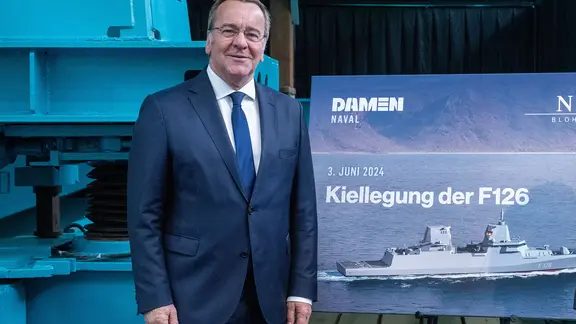Boris Pistorius bei der Kiellegung der Fregatte F126 "Niedersachsen" auf der Peene-Werft | Stefan Sauer/dpa Boris Pistorius bei der Kiellegung der Fregatte F126 "Niedersachsen" auf der Peene-Werft