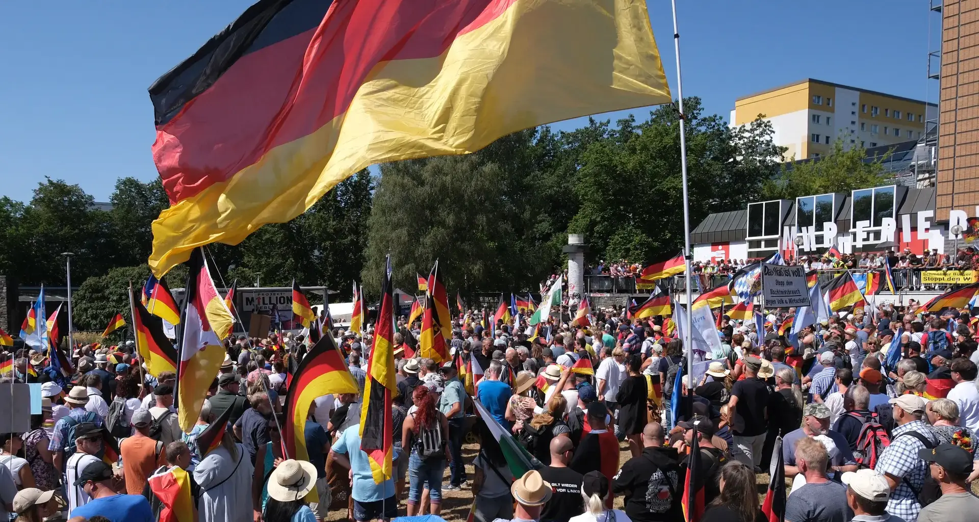 Rund 10.000 Menschen bei Demonstration gegen Bundesregierung in Plauen