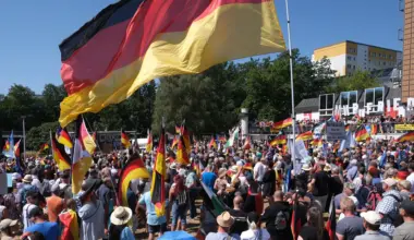 Rund 10.000 Menschen bei Demonstration gegen Bundesregierung in Plauen